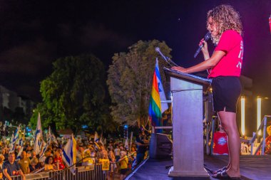 Hayfa, İsrail - 2 Ağustos 2025: Protesto lideri Rotem Perelman - Farhi rehinelere isim takıyor, savaşı sona erdirme, rehine anlaşmasının tamamlanması ve yeni seçimler çağrısında bulunuyor. Hayfa, İsrail