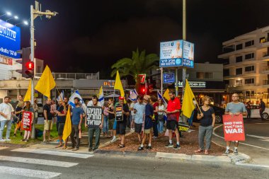 Hayfa, İsrail - 06 Ağustos 2025: İnsanlar spontane protestolara katılarak, savaşın uzatılmaması ve rehine anlaşmasının tamamlanması için hükümete kırmızı hat çağrısında bulundular. Hayfa, İsrail