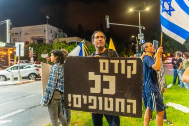 Hayfa, İsrail - 06 Ağustos 2025: İnsanlar spontane protestolara katılarak, savaşın uzatılmaması ve rehine anlaşmasının tamamlanması için hükümete kırmızı hat çağrısında bulundular. Hayfa, İsrail