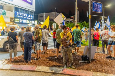 Hayfa, İsrail - 06 Ağustos 2025: İnsanlar spontane protestolara katılarak, savaşın uzatılmaması ve rehine anlaşmasının tamamlanması için hükümete kırmızı hat çağrısında bulundular. Hayfa, İsrail