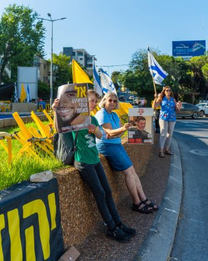 Hayfa, İsrail - 07 Ağustos 2025: İnsanlar kırmızı çizgideki gece protestolarına katılarak, hükümeti savaşı uzatmamaya ve rehine anlaşmasının tamamlanmasına çağırdılar. Hayfa, İsrail