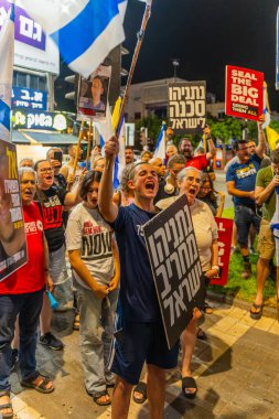 Hayfa, İsrail - 06 Ağustos 2025: İnsanlar spontane protestolara katılarak, savaşın uzatılmaması ve rehine anlaşmasının tamamlanması için hükümete kırmızı hat çağrısında bulundular. Hayfa, İsrail