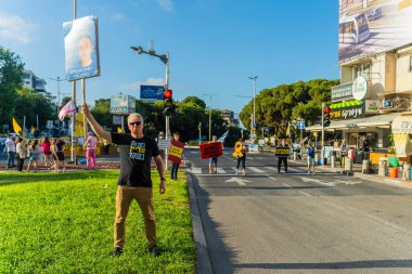 Hayfa, İsrail - 07 Ağustos 2025: İnsanlar kırmızı çizgideki gece protestolarına katılarak, hükümeti savaşı uzatmamaya ve rehine anlaşmasının tamamlanmasına çağırdılar. Hayfa, İsrail