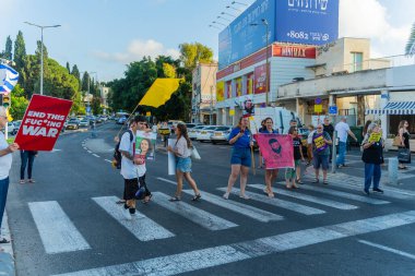 Hayfa, İsrail - 07 Ağustos 2025: İnsanlar kırmızı çizgideki gece protestolarına katılarak, hükümeti savaşı uzatmamaya ve rehine anlaşmasının tamamlanmasına çağırdılar. Hayfa, İsrail
