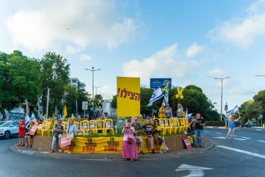 Hayfa, İsrail - 07 Ağustos 2025: İnsanlar kırmızı çizgideki gece protestolarına katılarak, hükümeti savaşı uzatmamaya ve rehine anlaşmasının tamamlanmasına çağırdılar. Hayfa, İsrail