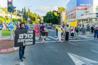 Hayfa, İsrail - 07 Ağustos 2025: İnsanlar kırmızı çizgideki gece protestolarına katılarak, hükümeti savaşı uzatmamaya ve rehine anlaşmasının tamamlanmasına çağırdılar. Hayfa, İsrail