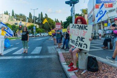 Hayfa, İsrail - 07 Ağustos 2025: İnsanlar kırmızı çizgideki gece protestolarına katılarak, hükümeti savaşı uzatmamaya ve rehine anlaşmasının tamamlanmasına çağırdılar. Hayfa, İsrail