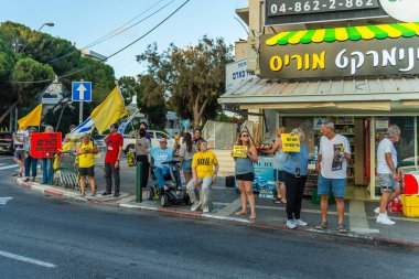 Hayfa, İsrail - 07 Ağustos 2025: İnsanlar kırmızı çizgideki gece protestolarına katılarak, hükümeti savaşı uzatmamaya ve rehine anlaşmasının tamamlanmasına çağırdılar. Hayfa, İsrail