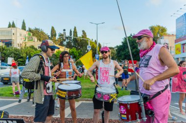 Hayfa, İsrail - 07 Ağustos 2025: İnsanlar kırmızı çizgideki gece protestolarına katılarak, hükümeti savaşı uzatmamaya ve rehine anlaşmasının tamamlanmasına çağırdılar. Hayfa, İsrail