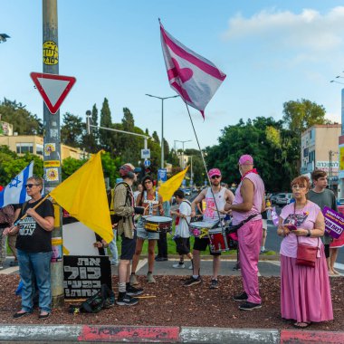 Hayfa, İsrail - 07 Ağustos 2025: İnsanlar kırmızı çizgideki gece protestolarına katılarak, hükümeti savaşı uzatmamaya ve rehine anlaşmasının tamamlanmasına çağırdılar. Hayfa, İsrail