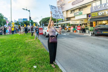 Hayfa, İsrail - 07 Ağustos 2025: İnsanlar kırmızı çizgideki gece protestolarına katılarak, hükümeti savaşı uzatmamaya ve rehine anlaşmasının tamamlanmasına çağırdılar. Hayfa, İsrail