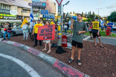 Hayfa, İsrail - 07 Ağustos 2025: İnsanlar kırmızı çizgideki gece protestolarına katılarak, hükümeti savaşı uzatmamaya ve rehine anlaşmasının tamamlanmasına çağırdılar. Hayfa, İsrail