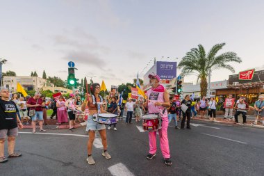 Hayfa, İsrail - 07 Ağustos 2025: İnsanlar yolu kapatıyor, gece protestolarının bir parçası olarak, hükümeti savaşı uzatmamaya ve rehine anlaşmasının tamamlanmasına çağırıyorlar. Hayfa, İsrail