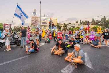 Hayfa, İsrail - 07 Ağustos 2025: İnsanlar yolu kapatıyor, gece protestolarının bir parçası olarak, hükümeti savaşı uzatmamaya ve rehine anlaşmasının tamamlanmasına çağırıyorlar. Hayfa, İsrail