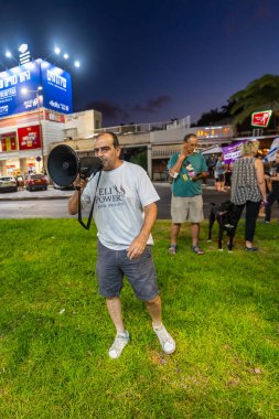Hayfa, İsrail - 07 Ağustos 2025: İnsanlar kırmızı çizgideki gece protestolarına katılarak, hükümeti savaşı uzatmamaya ve rehine anlaşmasının tamamlanmasına çağırdılar. Hayfa, İsrail