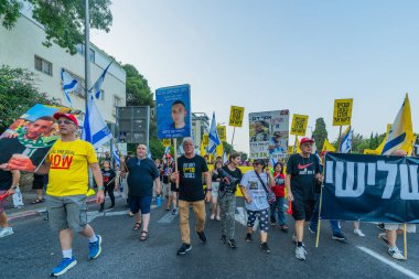 Hayfa, İsrail - 09 Ağustos 2025: İnsanlar IDF 'nin Hava Kuvvetleri Navigatörü Asaf Dagan' ı şehit asker olarak tanımamasını protesto ediyor ama sivil Jabo Erlich 'i bir asker olarak tanıyor. Hayfa, İsrail 'de protesto mitingleri