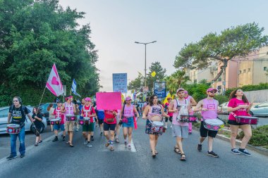 Hayfa, İsrail - 09 Ağustos 2025: İnsanlar savaşın sona ermesi, rehine anlaşmasının tamamlanması ve yeni seçimler çağrısında bulunan bir protesto yürüyüşüne (Pembe Cephe Grubu) katılıyor. Hayfa, İsrail