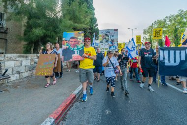 Hayfa, İsrail - 09 Ağustos 2025: İnsanlar IDF 'nin Hava Kuvvetleri Navigatörü Asaf Dagan' ı şehit asker olarak tanımamasını protesto ediyor ama sivil Jabo Erlich 'i bir asker olarak tanıyor. Hayfa, İsrail 'de protesto mitingleri