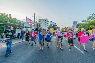 Hayfa, İsrail - 09 Ağustos 2025: İnsanlar savaşın sona ermesi, rehine anlaşmasının tamamlanması ve yeni seçimler çağrısında bulunan bir protesto yürüyüşüne (Pembe Cephe Grubu) katılıyor. Hayfa, İsrail