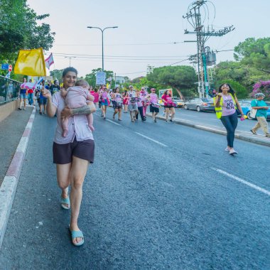 Hayfa, İsrail - 09 Ağustos 2025: İnsanlar savaşın sona ermesi, rehine anlaşmasının tamamlanması ve yeni seçimler çağrısında bulunan bir protesto yürüyüşüne (Pembe Cephe Grubu) katılıyor. Hayfa, İsrail