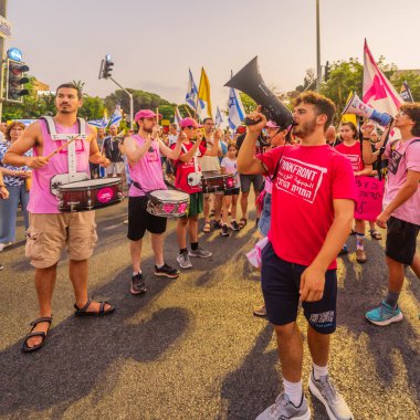 Hayfa, İsrail - 09 Ağustos 2025: Davul çemberi, Hayfa, İsrail 'deki bir protesto mitinginin bir parçası olan pembe ön grup