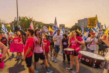 Hayfa, İsrail - 09 Ağustos 2025: Davul çemberi, Hayfa, İsrail 'deki bir protesto mitinginin bir parçası olan pembe ön grup