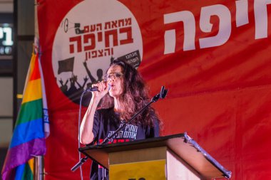 Hayfa, İsrail - 09 Ağustos 2025: Şarkıcı Michal Golan, savaşın sona ermesi, rehine anlaşmasının tamamlanması ve yeni seçimler için düzenlenen protesto mitinginde kalabalığa şarkı söyledi. Hayfa, İsrail