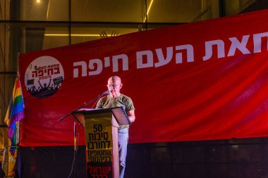 Hayfa, İsrail - 09 Ağustos 2025: Ami Ayalon, savaşın sona ermesi, rehine anlaşmasının tamamlanması ve yeni seçimler için düzenlenen protesto mitinginin bir parçası olarak kalabalığa sesleniyor. Hayfa, İsrail