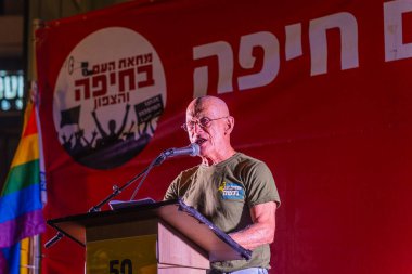 Hayfa, İsrail - 09 Ağustos 2025: Ami Ayalon, savaşın sona ermesi, rehine anlaşmasının tamamlanması ve yeni seçimler için düzenlenen protesto mitinginin bir parçası olarak kalabalığa sesleniyor. Hayfa, İsrail