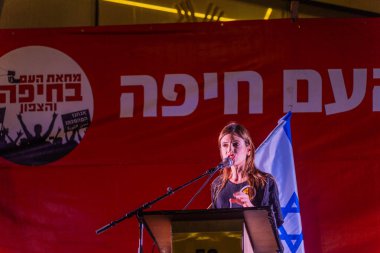 Hayfa, İsrail - 09 Ağustos 2025: Nava Rozolyo, savaşın sona ermesi, rehine anlaşmasının tamamlanması ve yeni seçimler için düzenlenen protesto mitinginin bir parçası olarak kalabalığa seslendi. Hayfa, İsrail