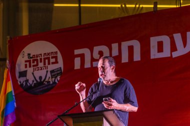 Hayfa, İsrail - 09 Ağustos 2025: Aktivist ve yazar Beni Barbash, savaşı sona erdirme, rehine anlaşmasının tamamlanması ve yeni seçimler çağrısında bulunan bir protesto mitinginde kalabalığa seslendi. Hayfa, İsrail