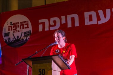 Hayfa, İsrail - 09 Ağustos 2025: Michal Rubin rehinelere isim takıyor, savaşı sona erdirme, rehine anlaşmasının tamamlanması ve yeni seçimler için protesto mitingleri düzenliyor. Hayfa, İsrail