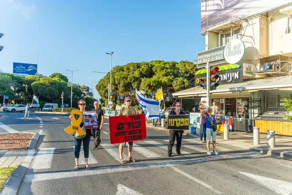 Hayfa, İsrail - 07 Ağustos 2025: İnsanlar kırmızı çizgideki gece protestolarına katılarak, hükümeti savaşı uzatmamaya ve rehine anlaşmasının tamamlanmasına çağırdılar. Hayfa, İsrail
