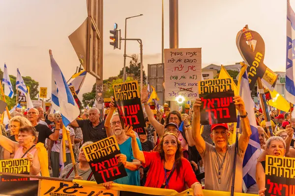 Hayfa, İsrail - 09 Ağustos 2025: Kalabalık tabela kaldırıyor: Rehineler cehennemde, yakında tüm ülke protesto mitingine katılacak, Hayfa, İsrail 'deki rehine anlaşmasının tamamlanması yönünde çağrıda bulunacaklar
