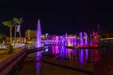 Eilat, İsrail - 17 Ocak 2025: Müzikal Çeşme Sahnesi görsel-işitsel gösterisi, Eilat, Güney İsrail