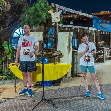 Hayfa, İsrail - 14 Ağustos 2025: Toplumsal etkinlik, tüm rehinelerin serbest bırakılması çağrısı, savaşın 678. günü ve esir alınan rehineler, Hayfa, İsrail plajı