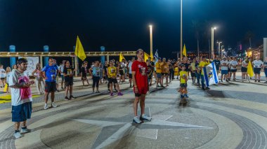 Hayfa, İsrail - 14 Ağustos 2025: Toplumsal etkinlik, tüm rehinelerin serbest bırakılması çağrısı, savaşın 678. günü ve esir alınan rehineler, Hayfa, İsrail plajı