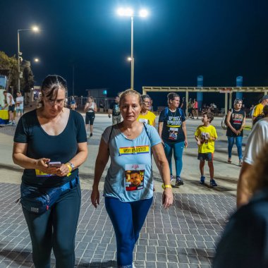 Hayfa, İsrail - 14 Ağustos 2025: Toplumsal etkinlik, tüm rehinelerin serbest bırakılması çağrısı, savaşın 678. günü ve esir alınan rehineler, Hayfa, İsrail plajı