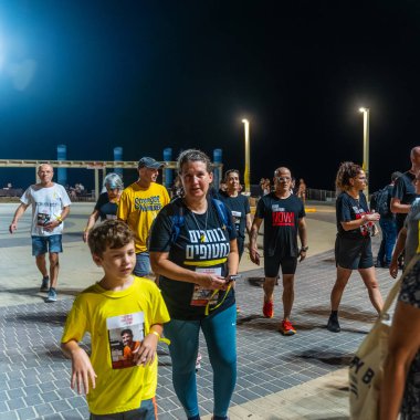 Hayfa, İsrail - 14 Ağustos 2025: Toplumsal etkinlik, tüm rehinelerin serbest bırakılması çağrısı, savaşın 678. günü ve esir alınan rehineler, Hayfa, İsrail plajı