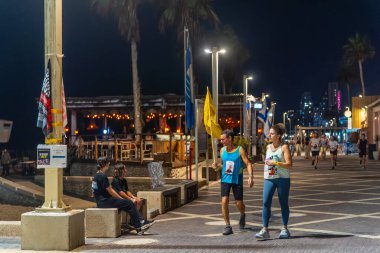 Hayfa, İsrail - 14 Ağustos 2025: Toplumsal etkinlik, tüm rehinelerin serbest bırakılması çağrısı, savaşın 678. günü ve esir alınan rehineler, Hayfa, İsrail plajı