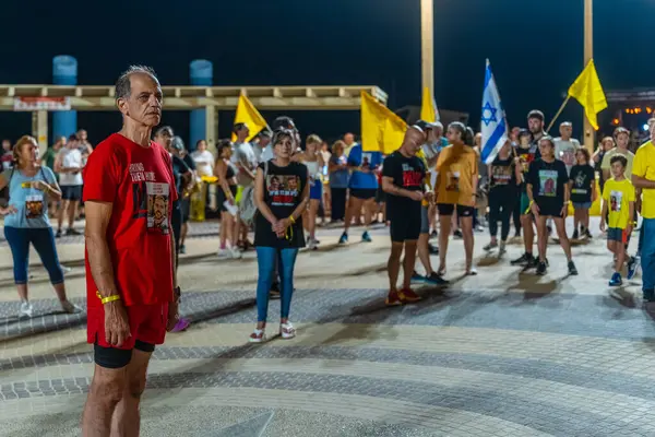 Hayfa, İsrail - 14 Ağustos 2025: Toplumsal etkinlik, tüm rehinelerin serbest bırakılması çağrısı, savaşın 678. günü ve esir alınan rehineler, Hayfa, İsrail plajı