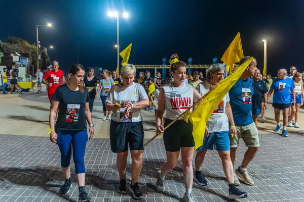 Hayfa, İsrail - 14 Ağustos 2025: Toplumsal etkinlik, tüm rehinelerin serbest bırakılması çağrısı, savaşın 678. günü ve esir alınan rehineler, Hayfa, İsrail plajı