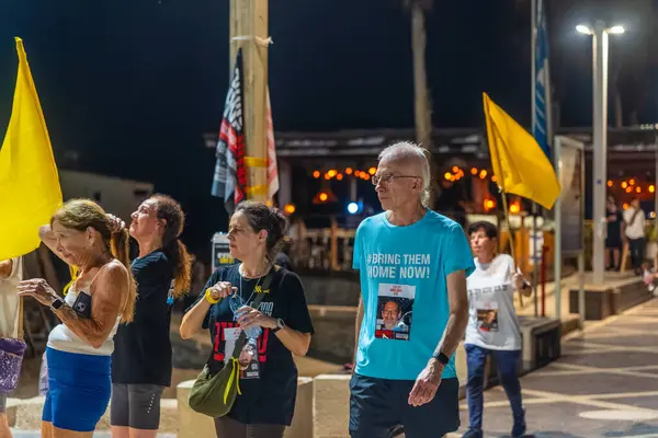 Hayfa, İsrail - 14 Ağustos 2025: Toplumsal etkinlik, tüm rehinelerin serbest bırakılması çağrısı, savaşın 678. günü ve esir alınan rehineler, Hayfa, İsrail plajı