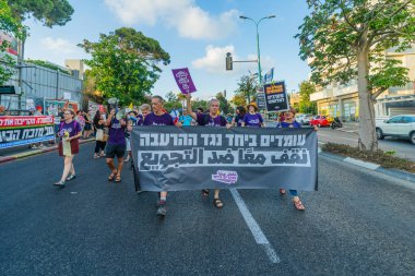 Hayfa, İsrail - 16 Ağustos 2025: İnsanlar savaşın sona ermesi, rehine anlaşmasının tamamlanması ve yeni seçimler çağrısında bulunan bir protesto yürüyüşüne katılıyor. Hayfa, İsrail