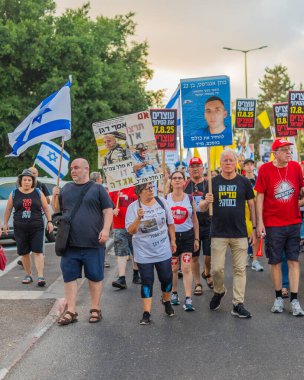 Hayfa, İsrail - 16 Ağustos 2025: İnsanlar IDF 'nin Hava Kuvvetleri Navigatörü Asaf Dagan' ı şehit asker olarak tanımamasını protesto ediyor ama sivil Jabo Erlich 'i bir asker olarak tanıyor. Hayfa, İsrail 'de protesto mitingleri