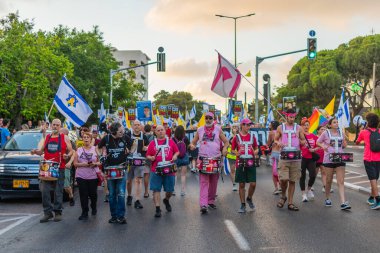 Hayfa, İsrail - 16 Ağustos 2025: İnsanlar savaşın sona ermesi, rehine anlaşmasının tamamlanması ve yeni seçimler çağrısında bulunan bir protesto yürüyüşüne (Pembe Cephe Grubu) katılıyor. Hayfa, İsrail