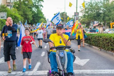 Hayfa, İsrail - 16 Ağustos 2025: Çeşitli tabelaları ve bayrakları olan insanlar, savaşın sona ermesi, rehine anlaşmasının tamamlanması ve yeni seçimlerin başlatılması için düzenlenen protesto mitingine katıldılar. Hayfa, İsrail