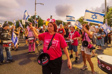 Hayfa, İsrail - 16 Ağustos 2025: Davul çemberi, Hayfa, İsrail 'deki bir protesto mitinginin bir parçası olan pembe ön grup