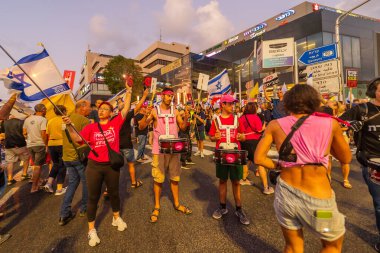 Hayfa, İsrail - 16 Ağustos 2025: Davul çemberi, Hayfa, İsrail 'deki bir protesto mitinginin bir parçası olan pembe ön grup