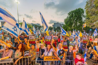 Hayfa, İsrail - 16 Ağustos 2025: Kalabalık tabela kaldırıyor: çılgınlığı durdurmak, ülkeyi durdurmak, protesto mitingine katılmak, Hayfa, İsrail 'de rehine anlaşmasının tamamlanması yönünde çağrıda bulunmak